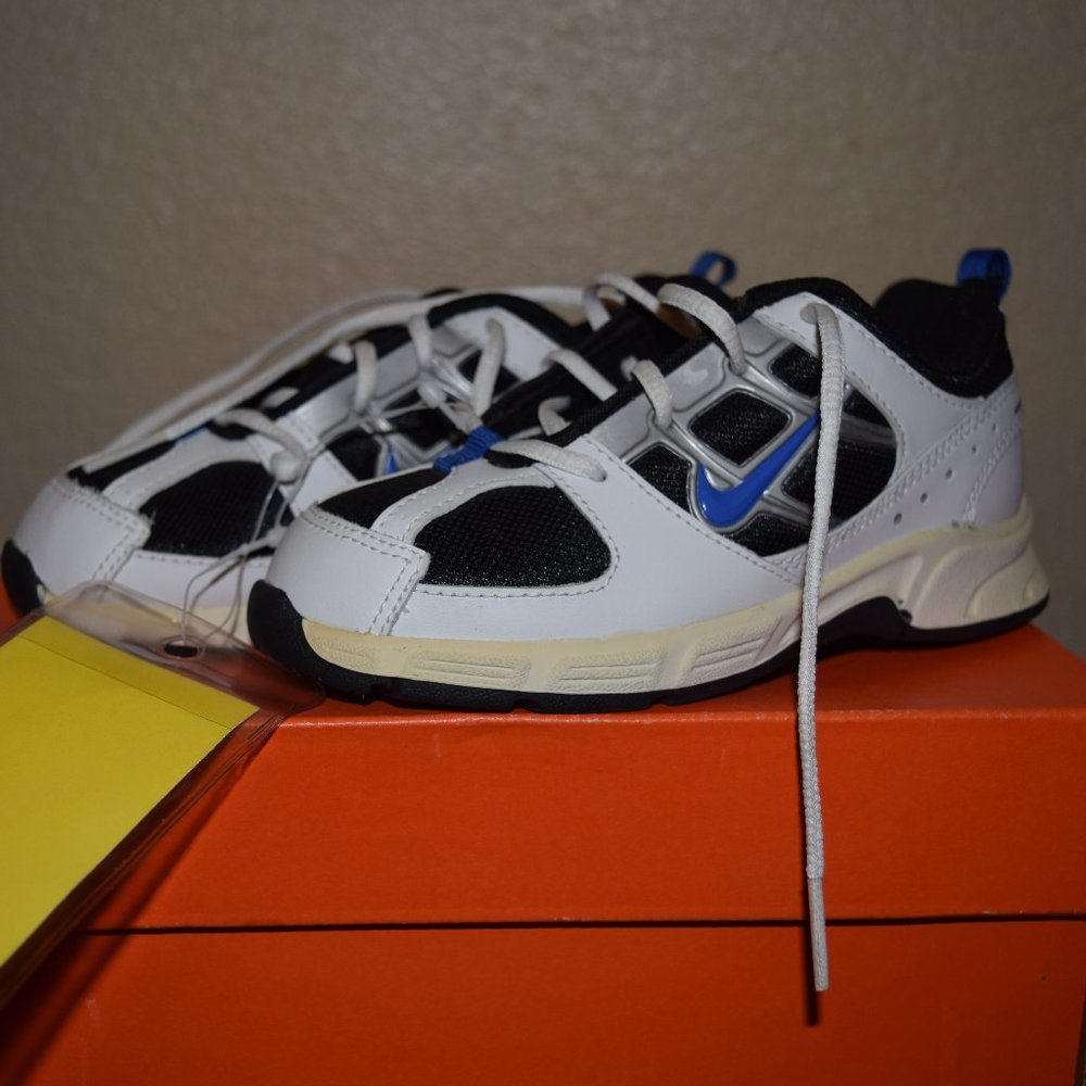 NIB Nike Little Attest toddlers sneakers Sz. 9